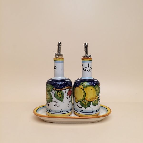 Set of 2 oil and vinegar bottles, cm.15h with tray